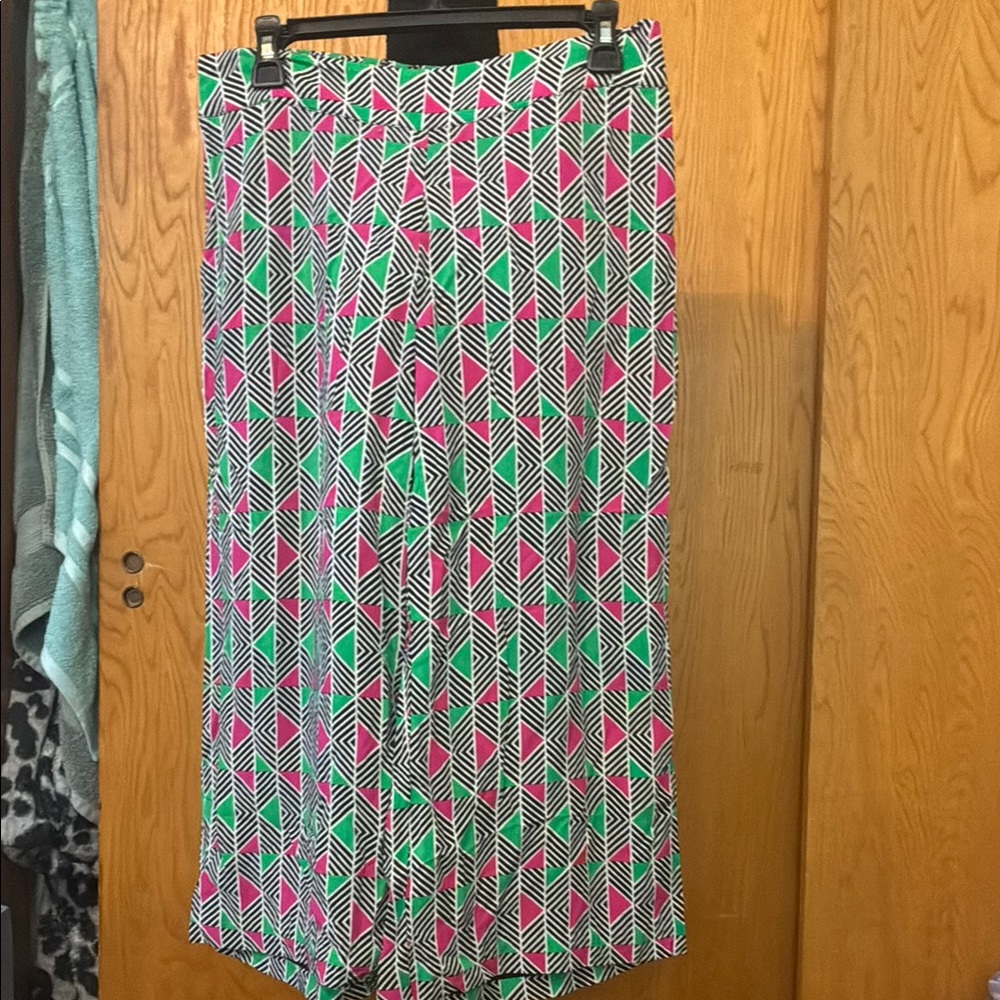 🎉SALE🎉$15 or 3 for$30🎉Kaari Blue Geometric wide-legged capris in Pink and Green